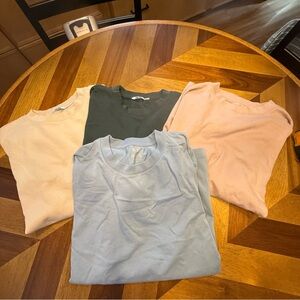 Uniqlo AIRism Lot of 4 medium T-Shirts - 1 flaw